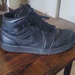 Black Nike Jordan's AJ 1 mid