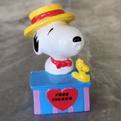 Vintage Peanuts Rare Kissing Booth Snoopy United Feature Syndicate 2" Figure 2000