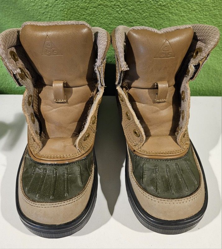 Toddler Nike Waterproof Boots. 11C