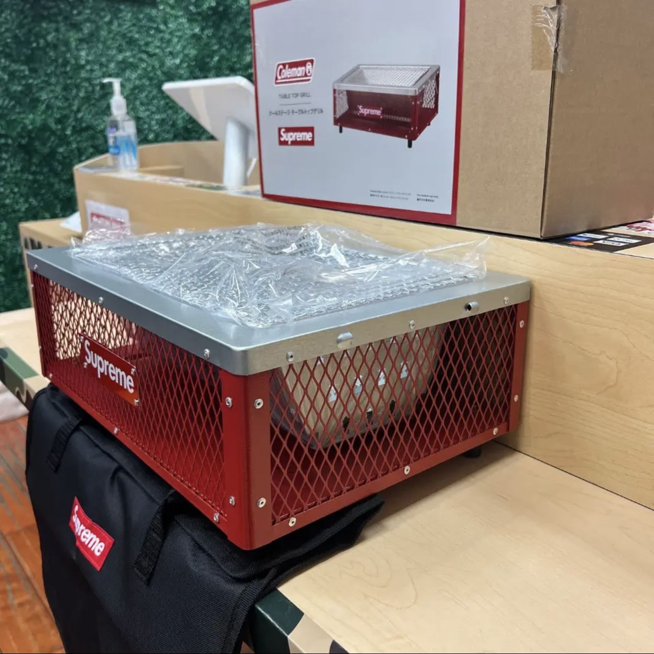 調理器具 Supreme - Supreme  Coleman Charcoal Grill  Red Supreme Coleman Charcoal Grill (SS23) - $98