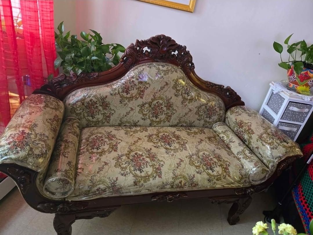 Antique Loveseat With 2 Matching Chairs  Cash Only