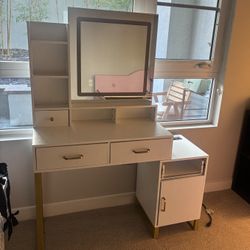 Vanity - Light Up Mirror And Charging Station