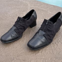 EUC women’s Via Piella leather booties heels, size 9WW