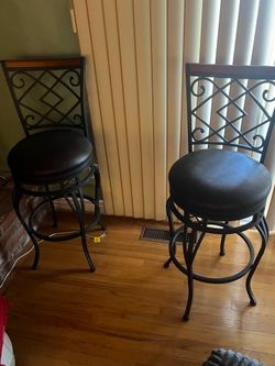 2 BEAUTIFUL AND STURDY BARSTOOLS