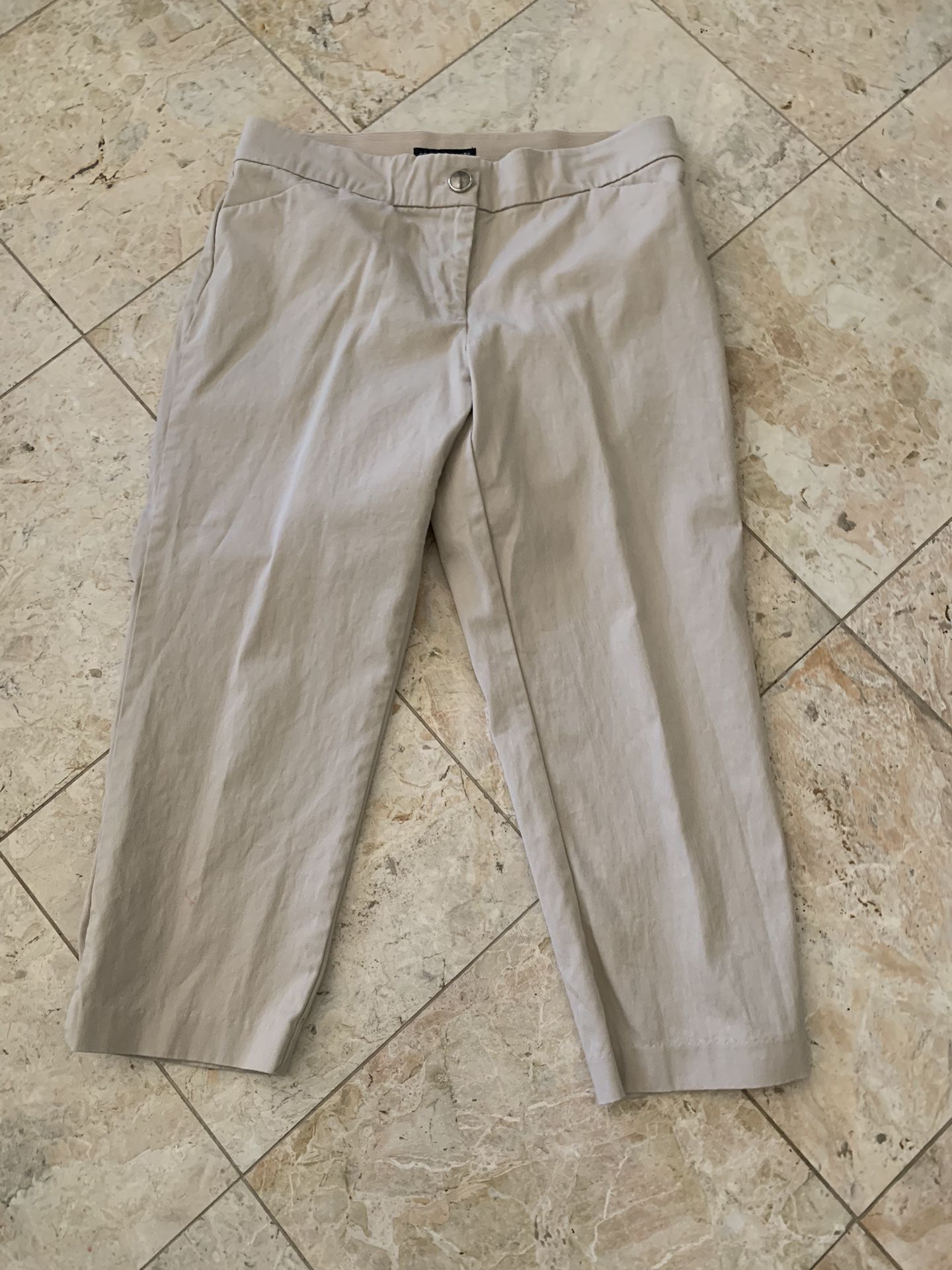 Counterparts Khaki Capri Pants Womens Stretch Elastic Waist Size 8 for Sale  in Carlsbad, CA - OfferUp