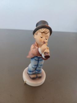 Goebel-Hummel Figurine ‘Serenade Boy’