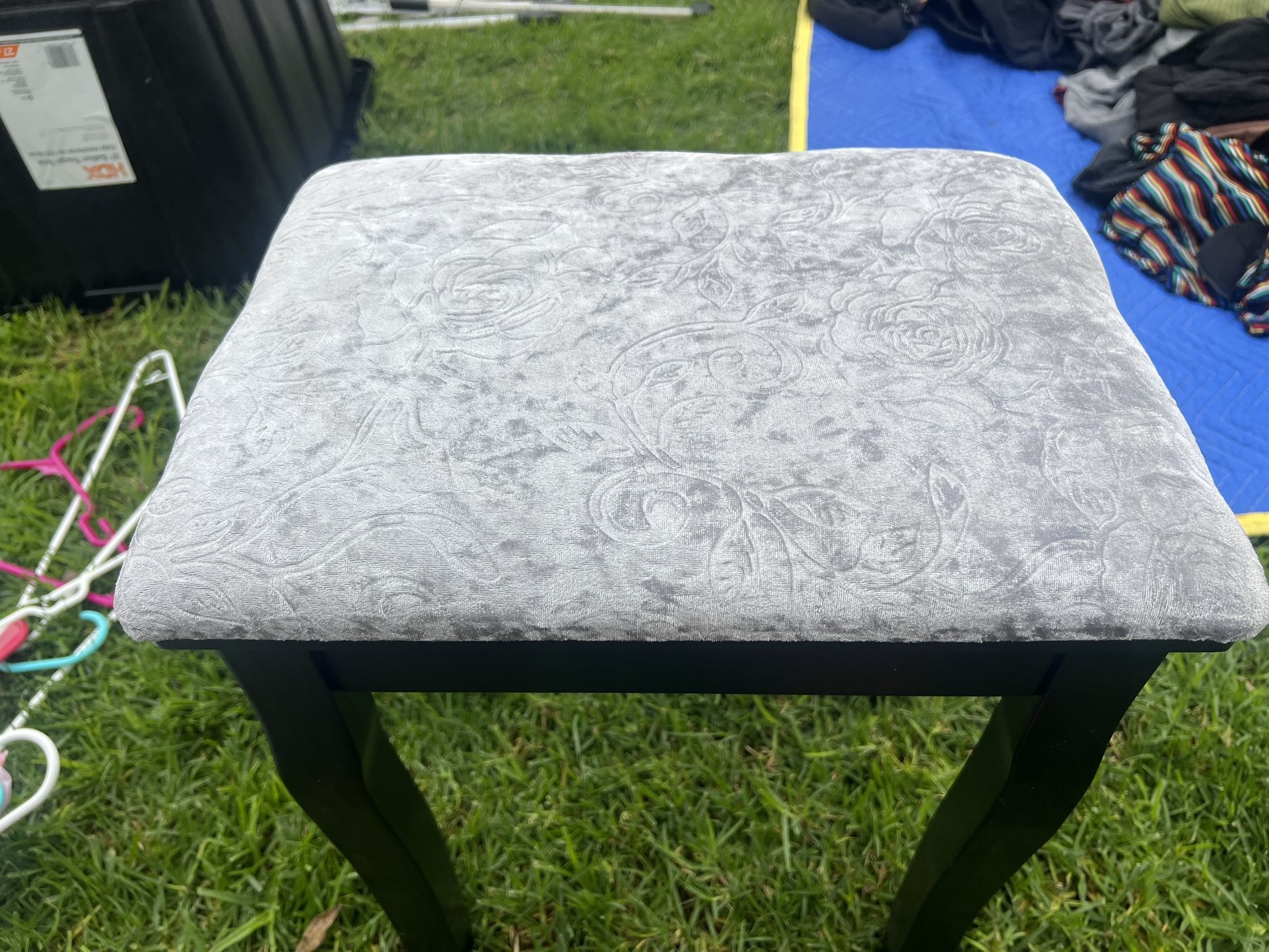 Kids Vanity Chair/seat/stool   Semi New $8