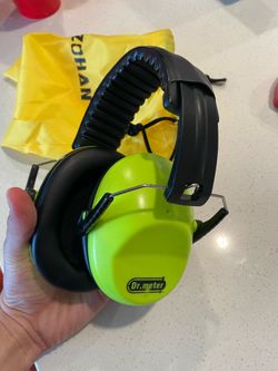 Noise cancelling headphones