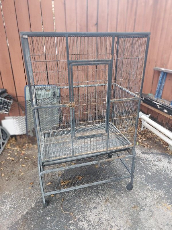 Jaula De Pajaros Grande Muy Buena De Hierro 