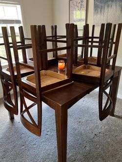 Adjustable dinning table