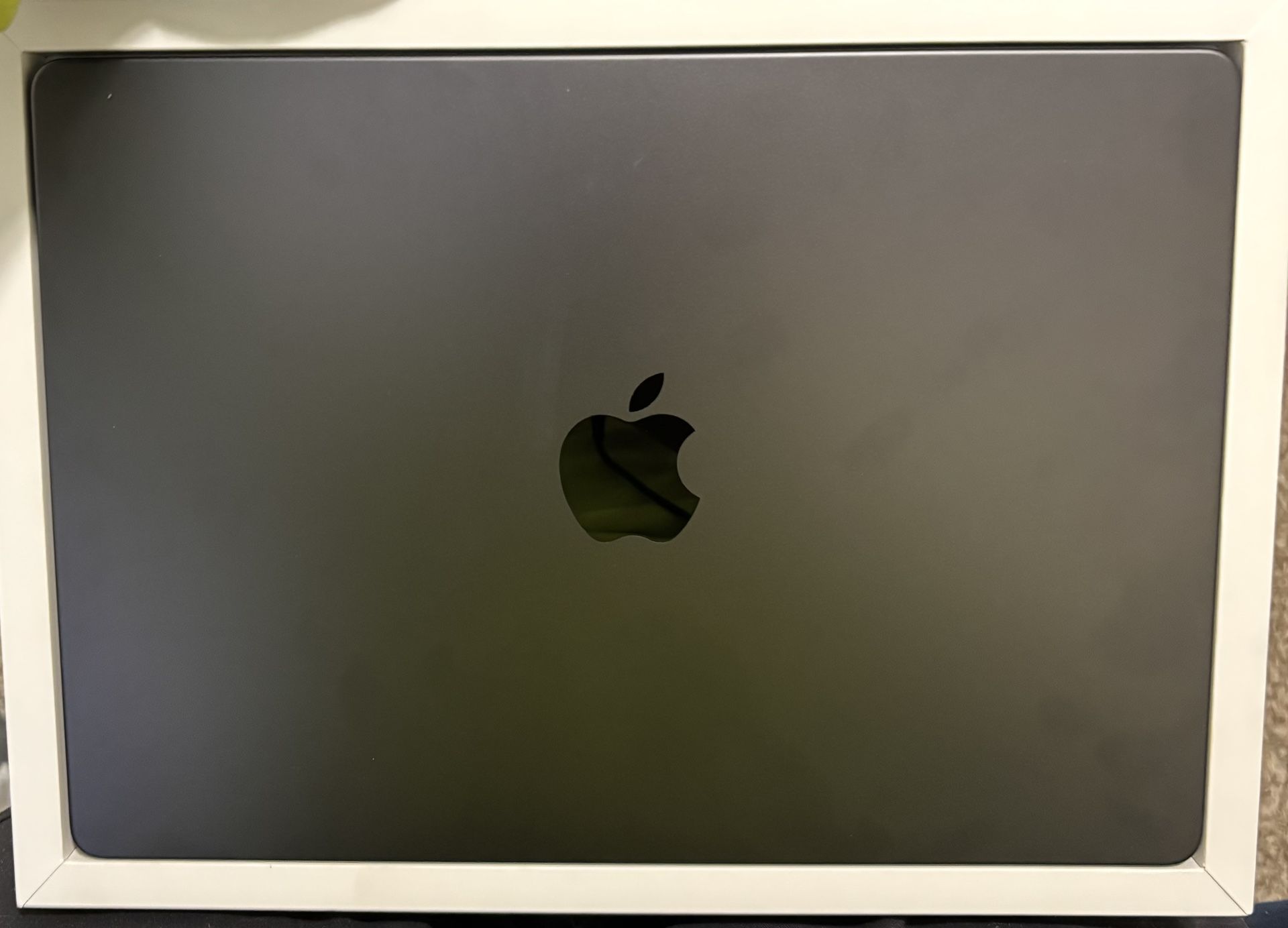 MacBook Pro 14” (2024) – M4 Chip | 16GB RAM | 512GB SSD To MM