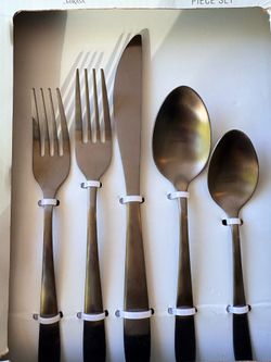 Stainless steel silverware set