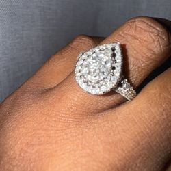 $600- Diamonds & White gold Engagement Ring (10K 1 Carat)