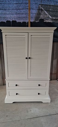 Wardrobe/Armour/Armoire/Dresser.
