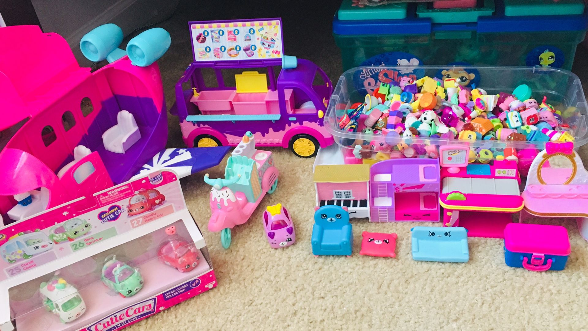 Shopkins set with furniture , accessories and Shopkins