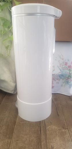 Munchkin STEP Diaper Pail, Powered by Arm & Hammer