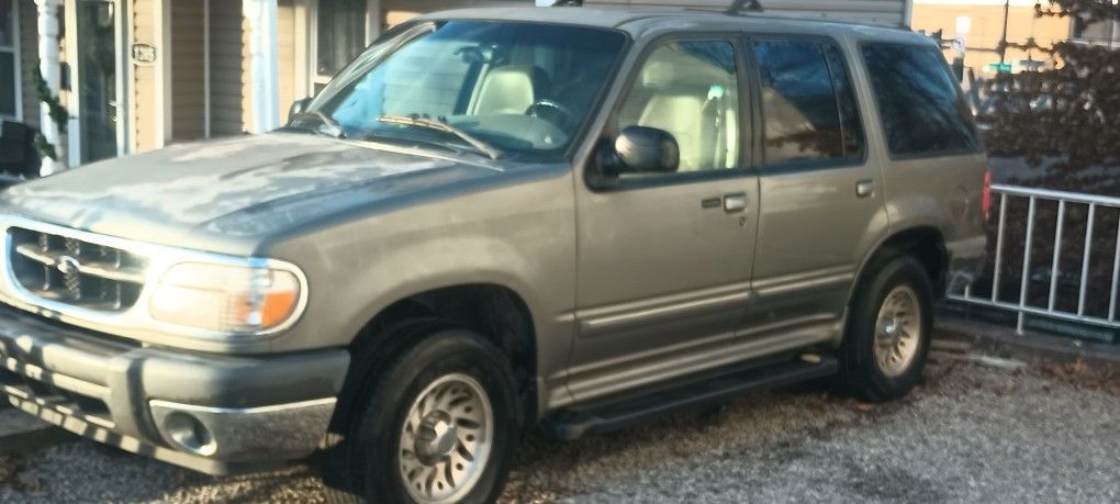2000 Ford Explorer