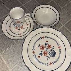 Vintage 16-person Dish Set