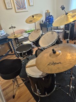 Black Tama Imperialstar-style 5-piece kit (drum set)