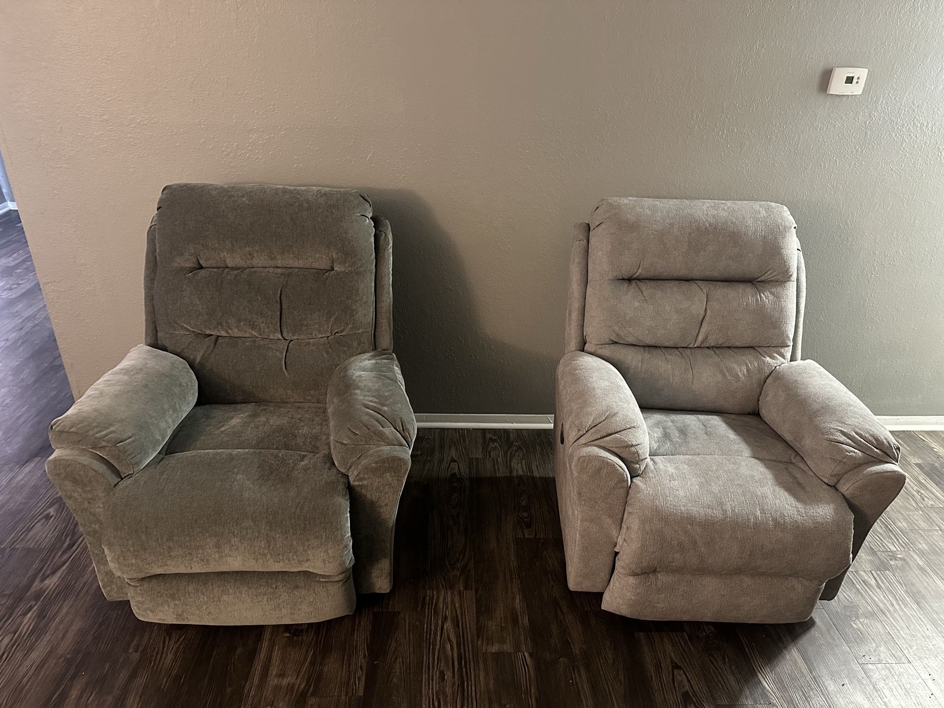 Pair of grey recliners