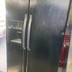 Kenmore Refrigerator And Ge Glass Stove