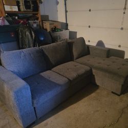 Small Sectional w/ Pull Out