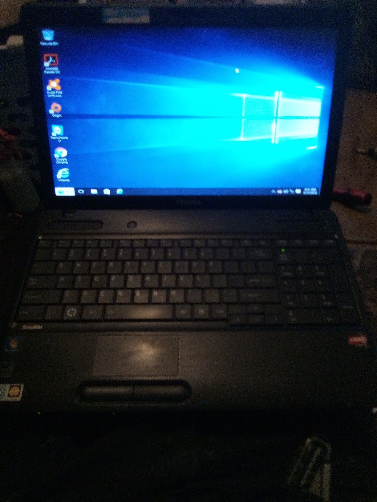TOSHIBA LAPTOP WITH CHARGER