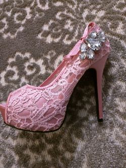 Brand New beautiful new pink woman shoe (heels) 6.5