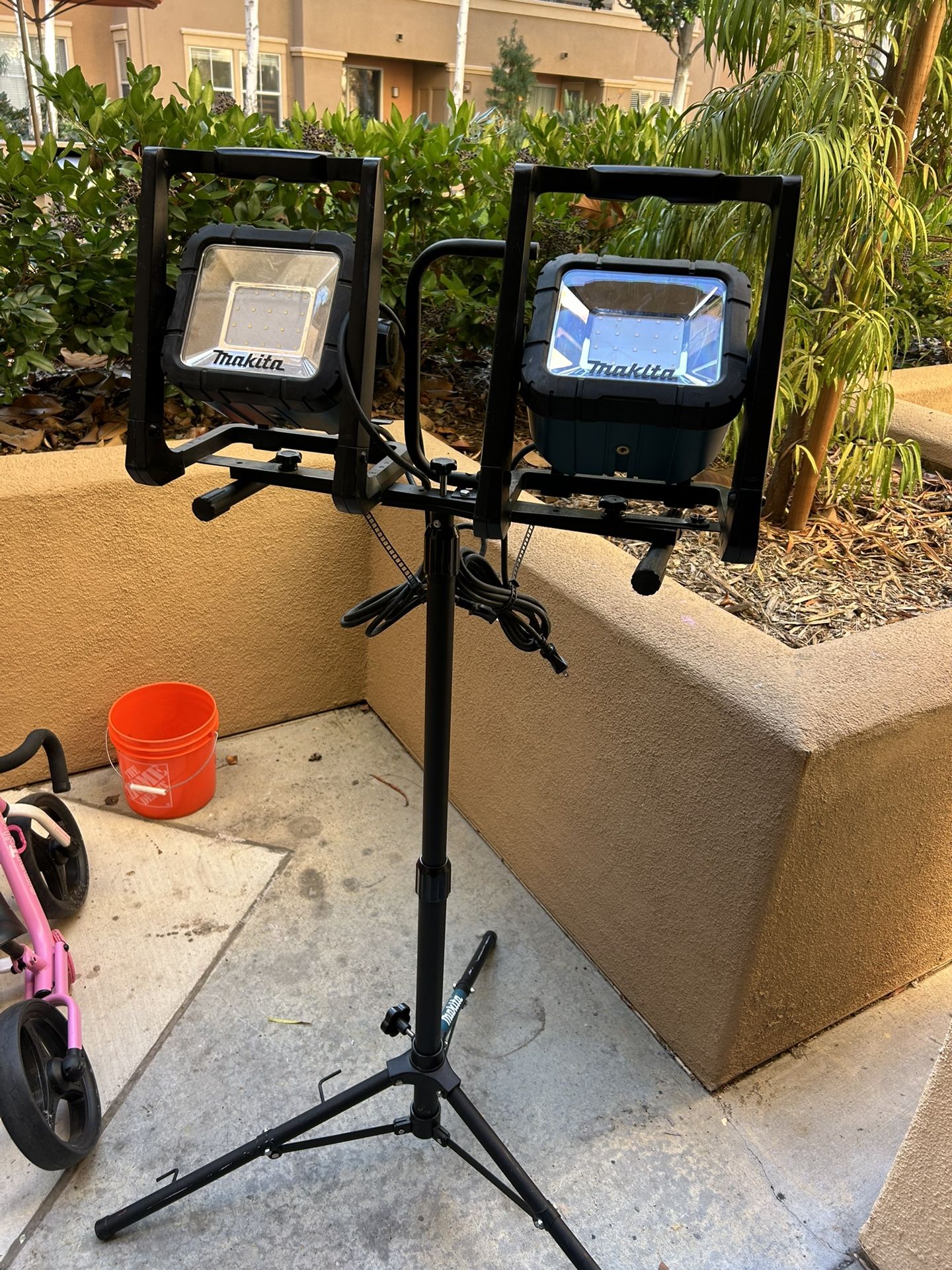 Makita Cordless & Corded Light And Stand