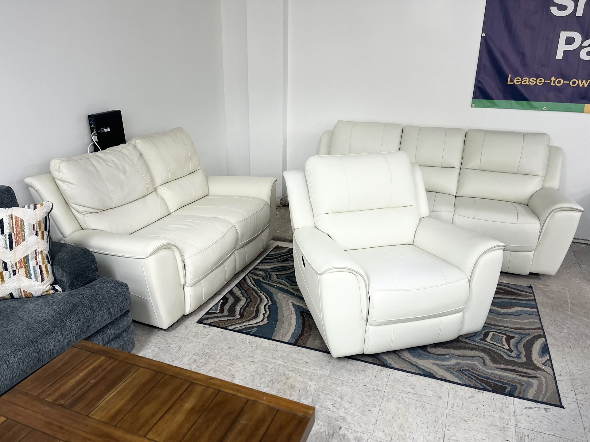 White Leather Sofa , Loveseat & Single Recliner - We Deliver & Finance 🔥🎄🚚💸