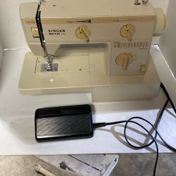 Singer Merritt Sewing Machine 4022 W/ Foot pedal