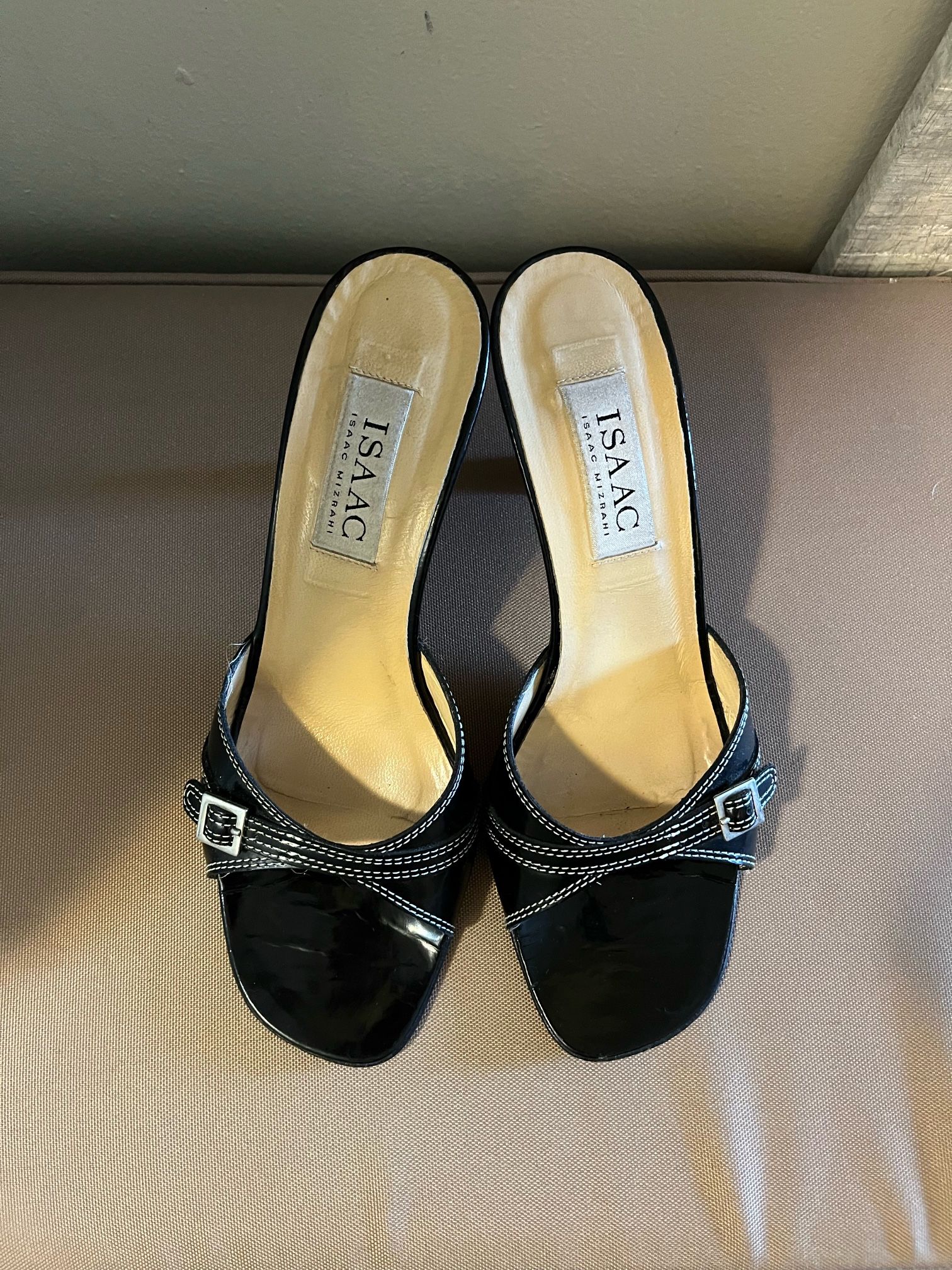 Isaac Mizrahi Leather Sandals Shoes Black-size 8(fits like 7.5)