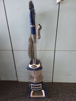 Shark Navigator Lift-Away Deluxe Vacuum