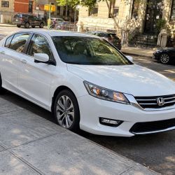 2014 𝙃𝙤𝙣𝙙𝙖 𝘼𝙘𝙘𝙤𝙧𝙙 – Sleek White Sedan