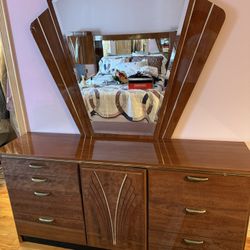Vintage Bedroom Dresser With Mirror Storage And Multiple Drawers