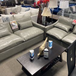 Lovely Leather Sofa And Loveseat ✨💚 Easy Financing Available ✨✅