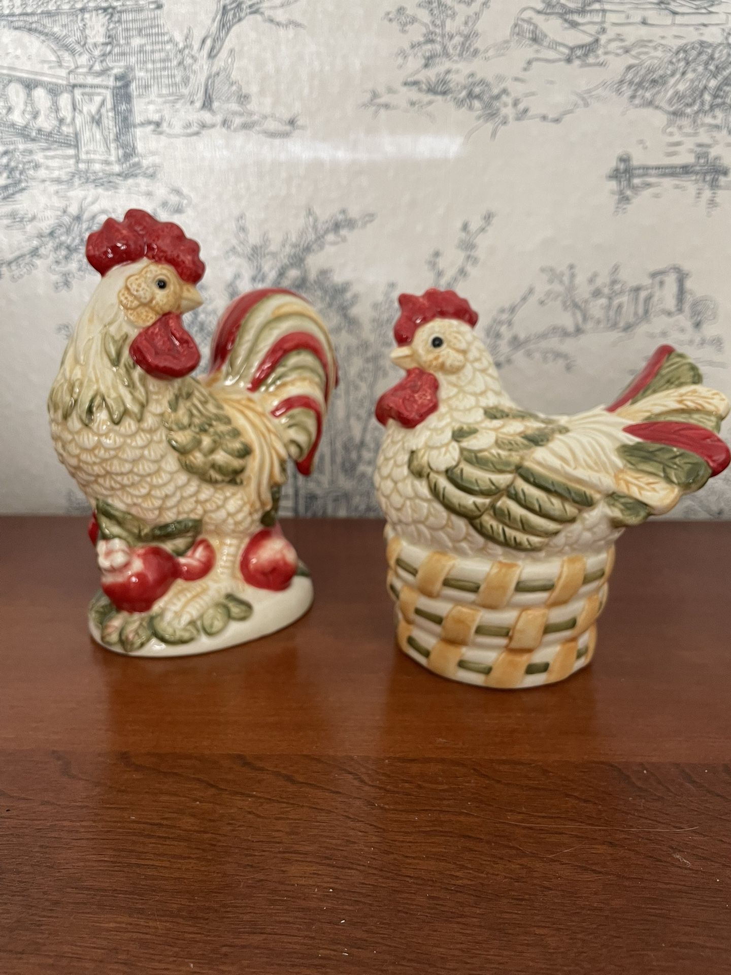 Royal Doulton Rooster Sculpted Salt & Pepper Shakers New In Box