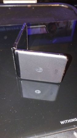 MOTOROLA RAZR 2023 5G SMARTPHONE FLIP PHONE. "STATUS LOCKED".