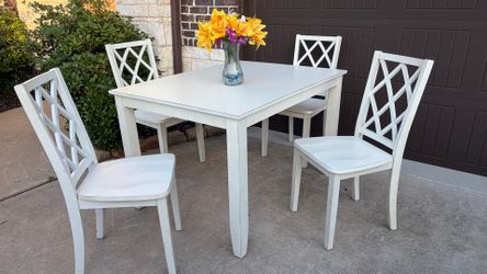 Beautiful White Dining Set. Table with 4 matching chairs. Used, good condition.