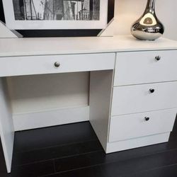 I'm selling a desk in perfect condition. Ask for the price. 