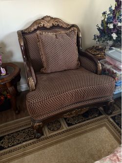 FURNITURE AVELON ANTIQUE SOFA AND TWO CHAIRS