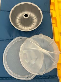1 Bundt cake holder/1 Bundt bake dish