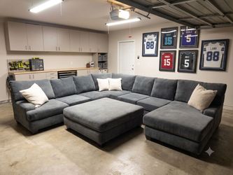 Free Delivery! Gray Sectional Couch Sofa Chaise Foot Rest Ottoman Living Spaces U Shape