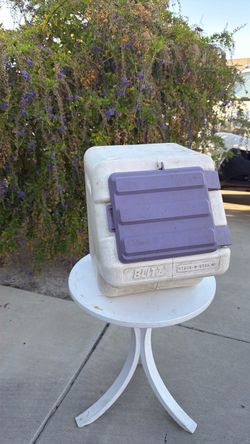 Pet food container