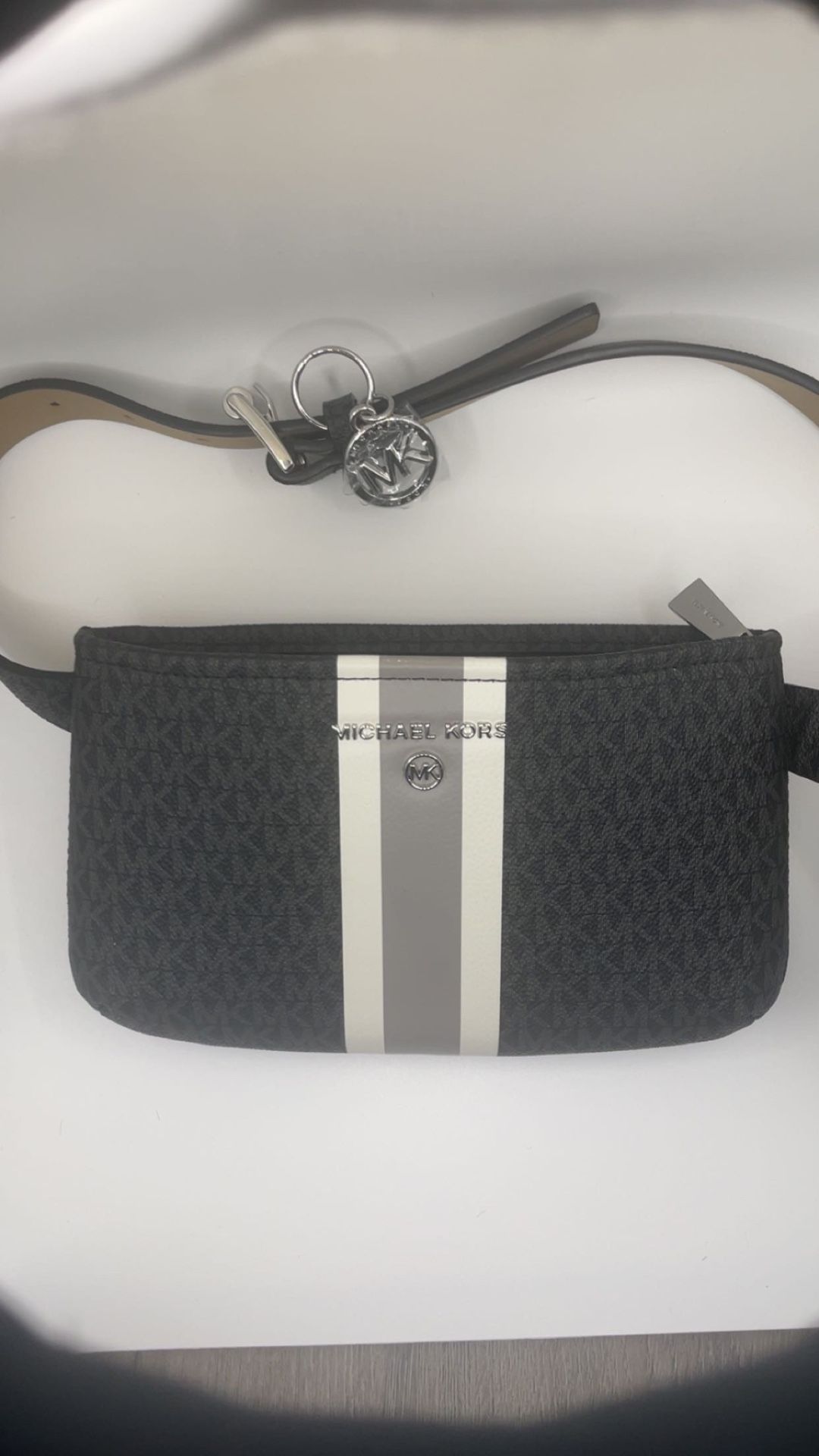 Brand New Michael Kors Crossbody Bag – Stylish Logo Design