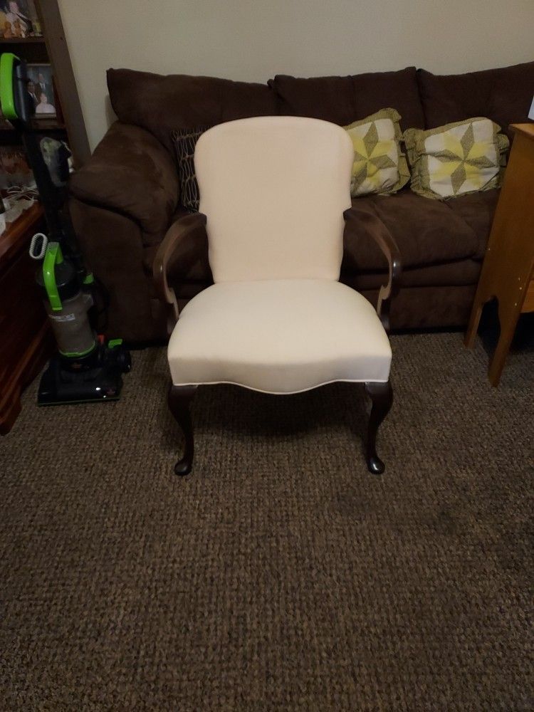 Beautiful Accent Chair Pen Stripes In Good Condition No Pets Or Smoking Only 25$