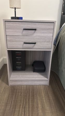 2 nightstands