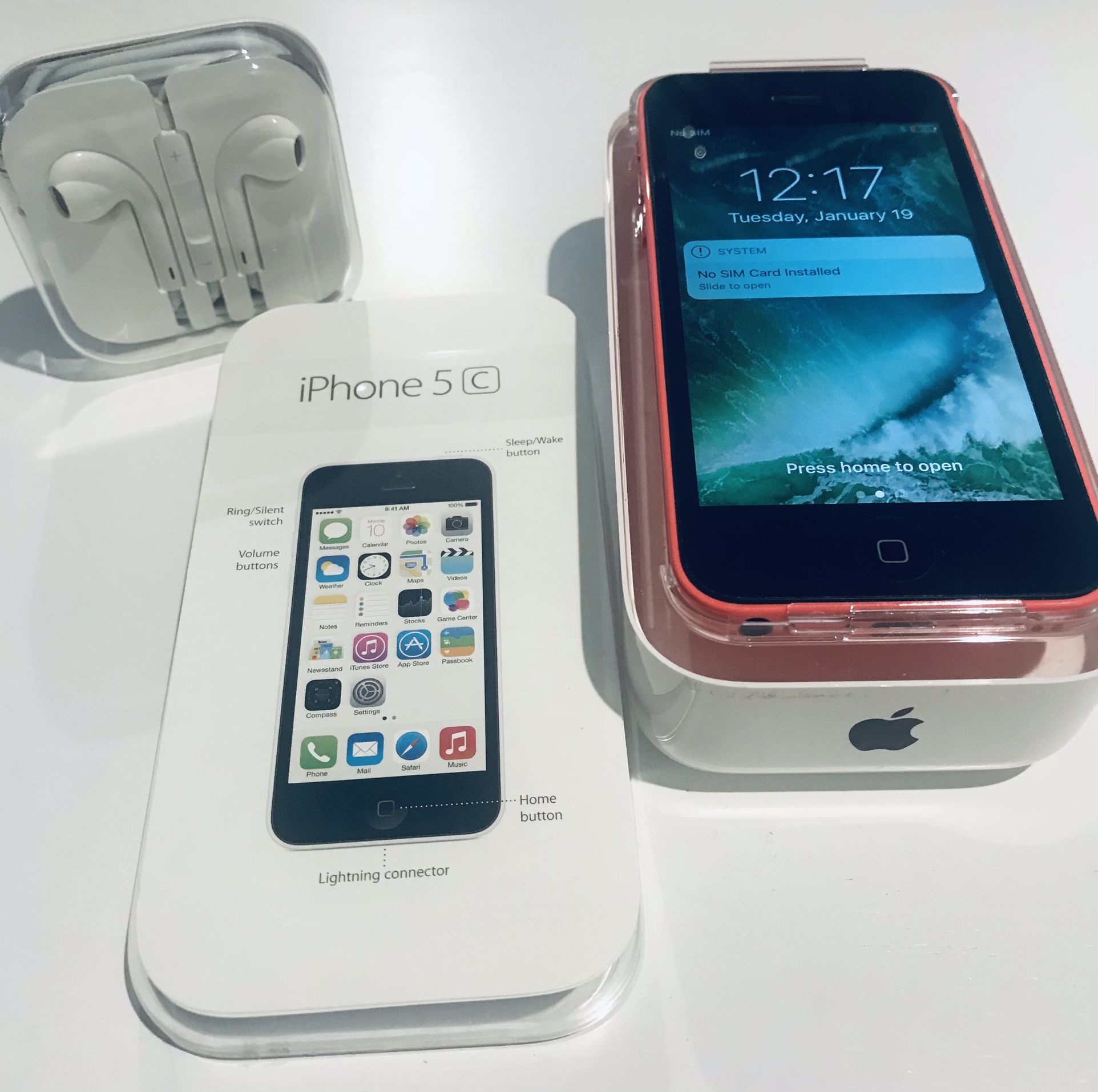 IPHONE 5 C- Excellent condition with box never been used headphones