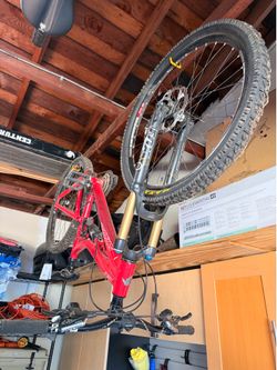 Santa Cruz Full Suspension Mountain Bike – Fox Suspension, DT Swiss Wheels