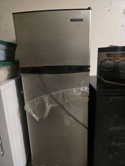 Thomson 7.5 cu. ft. Top-Freezer Refrigerator